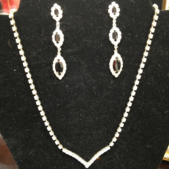 Black and Rhinestone drop earrings - Picture 2 of 3